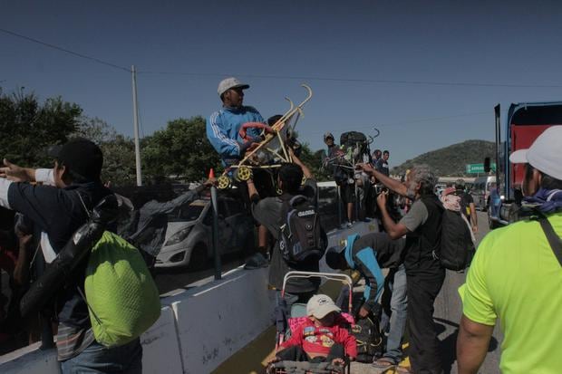 The migrant caravan continues its walk this Saturday, in the municipality of Tonalá, in the state of Chiapas (Mexico).  (EFE / Juan Manuel Blanco).
