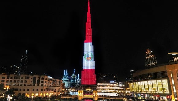 La fachada del Burj Khalifa en Dubái se iluminó con la bandera del Perú. (Ministerio de Relaciones Exteriores)