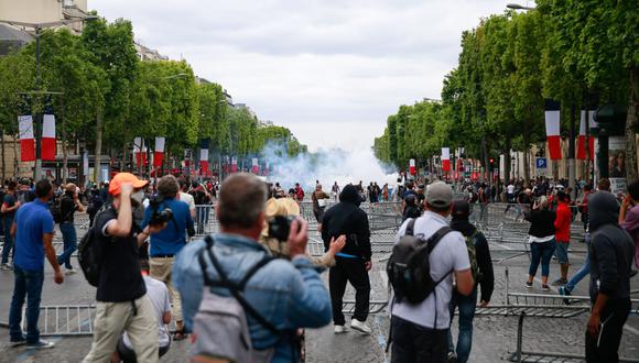 Las fuerzas de seguridad lanzaron gases lacrimógenos para dispersar a los manifestantes. (Foto: AFP)