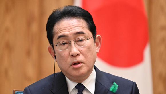 El primer ministro de Japón, Fumio Kishida, responde preguntas durante una reunión grupal con los medios extranjeros en la residencia oficial del primer ministro el 20 de abril de 2023 (Foto: Kazuhiro NOGI / AFP)
