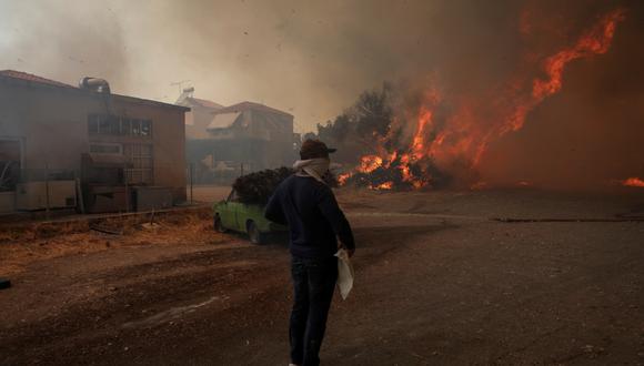 Un local observa los incendios forestales que arden en el pueblo de Vatera, en la isla de Lesbos, Grecia.
