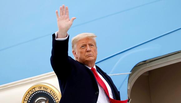 El presidente Donald Trump saluda mientras aborda el Air Force One en el Aeropuerto Internacional Valley después de visitar el muro fronterizo entre Estados Unidos y México, en Harlingen, Texas, el 12 de enero de 2021. (REUTERS / Carlos Barria).