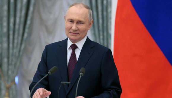 El presidente de Rusia, Vladimir Putin, pronuncia un discurso antes de la ceremonia de premiación que celebra el Día de la Mujer en Moscú el 8 de marzo de 2023. (Foto de Mikhail METZEL / SPUTNIK / AFP)