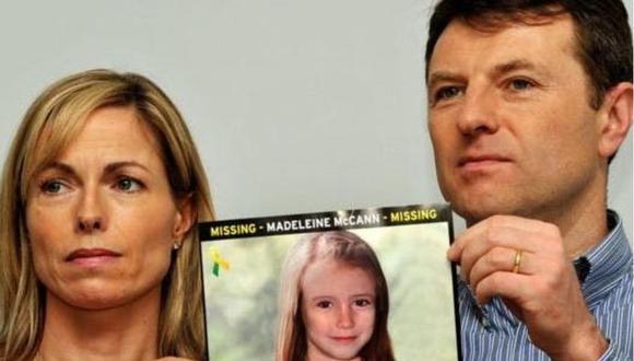 Los padres de Madeleine McCann sostienen una foto de cómo se hubiera visto su hija en 2012.