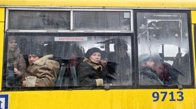 Guerra en Ucrania: cientos de civiles escapan del fuego cruzado - 1