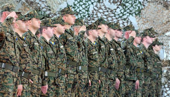 Soldados de las fuerzas armadas de Bosnia se cuadran durante una ceremonia en Capljina, el 12 de junio de 2019. (ELVIS BARUKCIC / AFP).