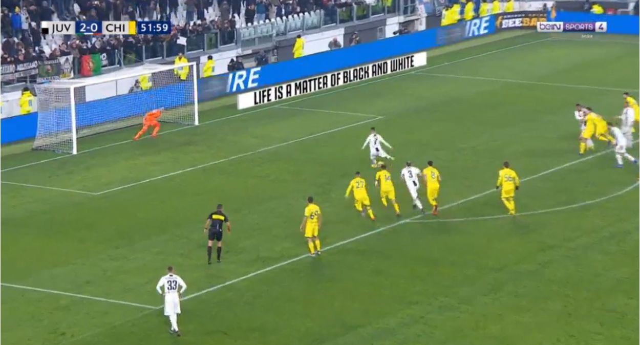 El portero de Chievo Verona desvió el disparo de Cristiano Ronaldo con una notable atajada. El '7' de la Juventus no le ha anotado al peor equipo de Italia en el Allianz Stadium. (Foto: captura de video)