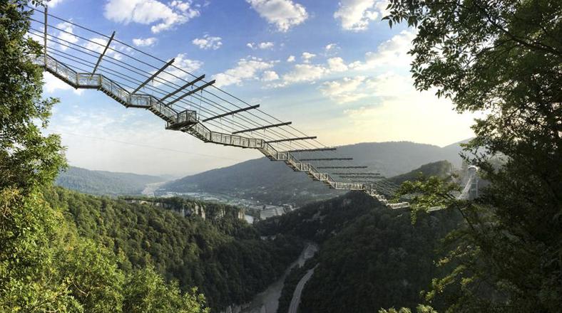 Vive la aventura de saltar de este puente colgante en Rusia - 1