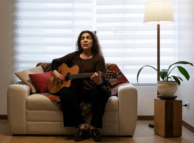 "I love the music of Peru. I am not afraid that it will die. That will never happen because there are many young people who follow our music," says the singer-songwriter while singing one of her songs.