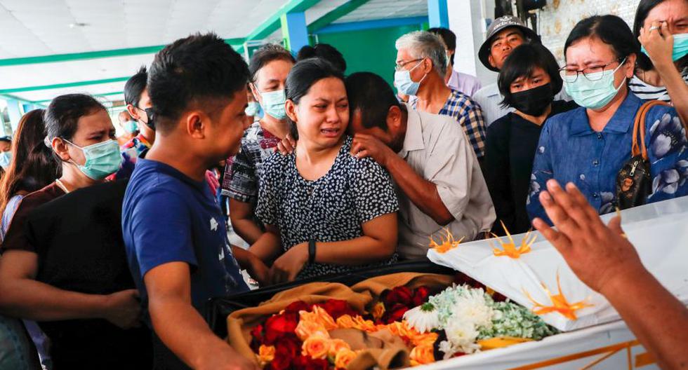 Familiares lloran a Su Su Kyi, una empleada bancaria que fue abatida por las fuerzas de seguridad en Rangún, la capital financiera de Myanmar. (Foto: Reuters)
