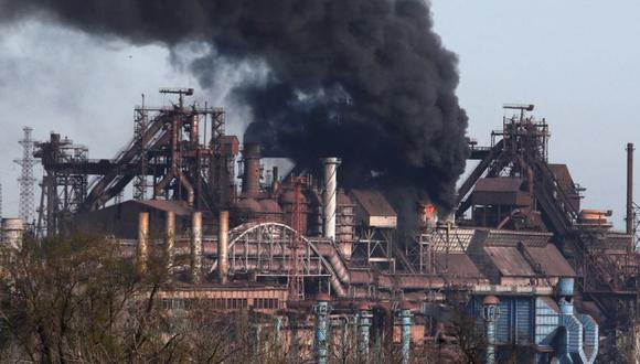 El humo se eleva sobre una planta de Azovstal Iron and Steel Works durante el conflicto entre Ucrania y Rusia en la ciudad portuaria sureña de Mariupol, Ucrania.