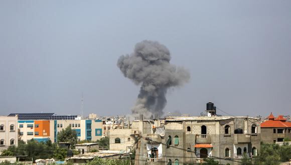 El humo se eleva cerca del cruce de Rafah con Egipto en el sur de la Franja de Gaza el 23 de octubre de 2023, en medio de las batallas en curso entre Israel y el grupo palestino Hamás. (Foto de Eyad BABA / AFP)