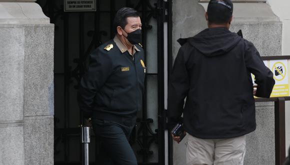 Comandante general de la PNP saliendo de Palacio de Gobierno luego de su reunión con Pedro Castillo. (Foto: Violeta Ayasta)