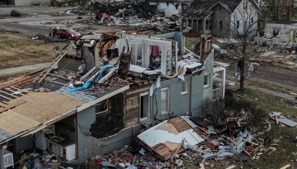 Una foto aérea realizada con un dron muestra la destrucción generalizada de hogares y negocios luego de que tornados se desplazaran por la zona dejando destrucción y muerte en seis estados, en Mayfield, Kentucky, EE. UU. (Foto: EFE / EPA / TANNEN MAURY).