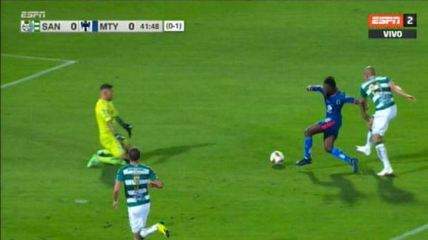 Aviles Hurtado fue derribado dentro del área pero el árbitro no sancionó la pena máxima | Foto: captura