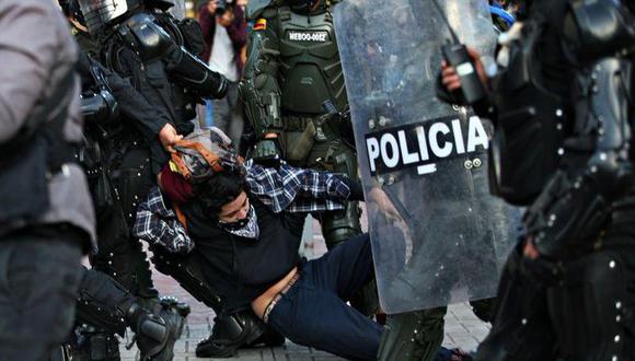 Foto de archivo. La policía antidisturbios detiene a un manifestante durante una protesta contra el Gobierno en Bogotá, Colombia, 21 de septiembre, 2020. (REUTERS/Luisa González).