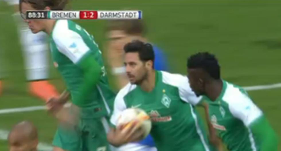 Claudio Pizarro anota de cabeza y pone el 2-2 para el Werder Bremen | Foto: Captura de Video