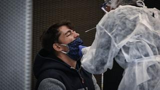 Francia duplica la cifra de muertos por coronavirus en un día y roza los 100 