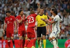 Bayern Múnich: jugadores bávaros, celular en mano, le reclamaron al árbitro