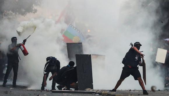 Según Monrás, unos 340 carabineros resultaron heridos y fueron atacadas 19 comisarías policiales el martes y la madrugada de este miércoles. (Foto: Reuters)