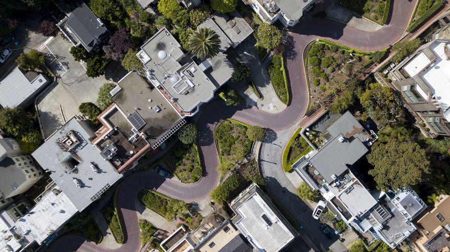 Las icónicas curvas sinuosas de Lombard Street se ven totalmente vacías desde arriba en San Francisco, California. (Foto: AFP).