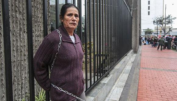 Mujer agredida durante 27 años se encadenó en el centro de Lima