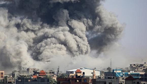 El humo se eleva después del bombardeo de Israel en Rafah, en el sur de la Franja de Gaza, el 6 de mayo de 2024. (Foto de AFP).