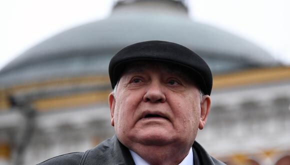 El exjefe de la Unión Soviética Mikhail Gorbachev asistiendo al desfile militar del Día de la Victoria en la Plaza Roja de Moscú el 9 de mayo de 2017.  (Foto de Kirill KUDRYAVTSEV / AFP)