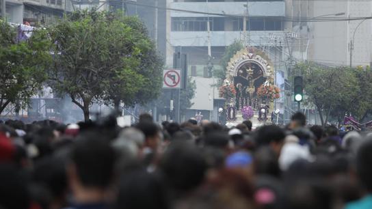 Familias llegan a la iglesia Las Nazarenas, en la avenida Tacna, para participar de la última procesión del Señor de los Milagros (Fotos Britanie Arroyo).