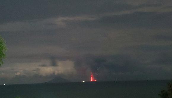 El volcán Krakatoa entra en erupción y expulsa nubes de ceniza, humo y magma en Indonesia. (Reuters).