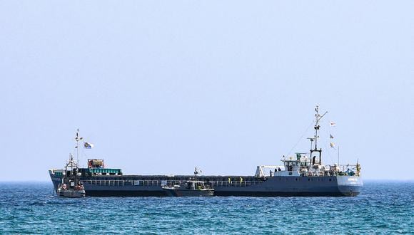 El carguero Jennifer, con bandera de Guinea-Bissau, que transporta ayuda alimentaria proporcionada con destino a la Franja de Gaza, frente a la costa de la ciudad portuaria de Láranca, Chipre, el 30 de marzo de 2024. (Foto de Hasan MROUE / AFP / Referencial)