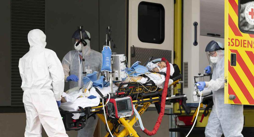 Médicos atienden a un paciente de coronavirus que ha llegado de Italia a Alemania. (Foto: MATTHIAS RIETSCHEL / AFP / POOL)