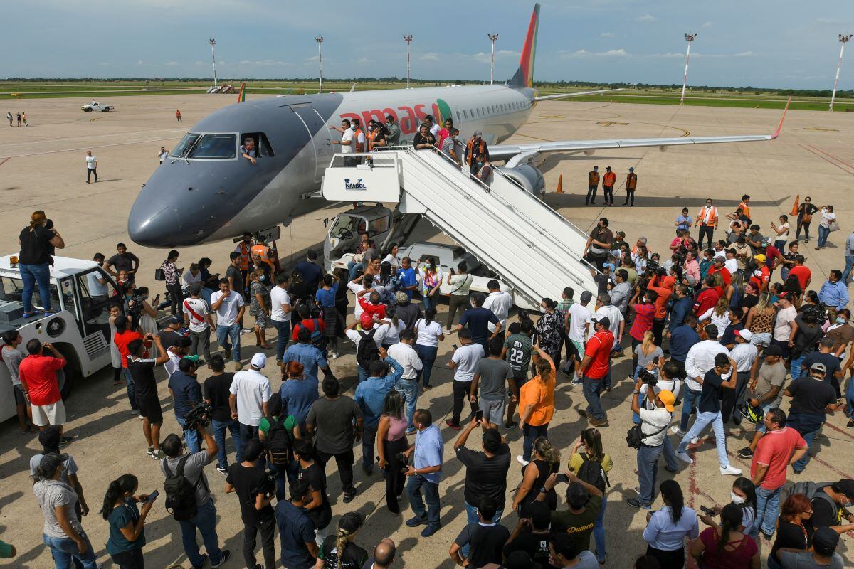 Supporters of the opposition leader from the Santa Cruz region, Luis Fernando Camacho, remain on the runway of the Viru Viru airport, on December 28, 2022. (STRINGER / AFP).