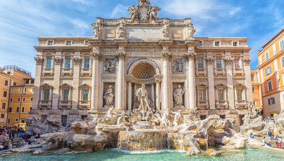 La Fontana de Trevi se encuentra detrás del Palazzo Poli y ningún turista se resiste a tomarse una fotografía o ponerse de espaldas y lanzar una moneda para pedir un deseo. (Foto: Shutterstock)