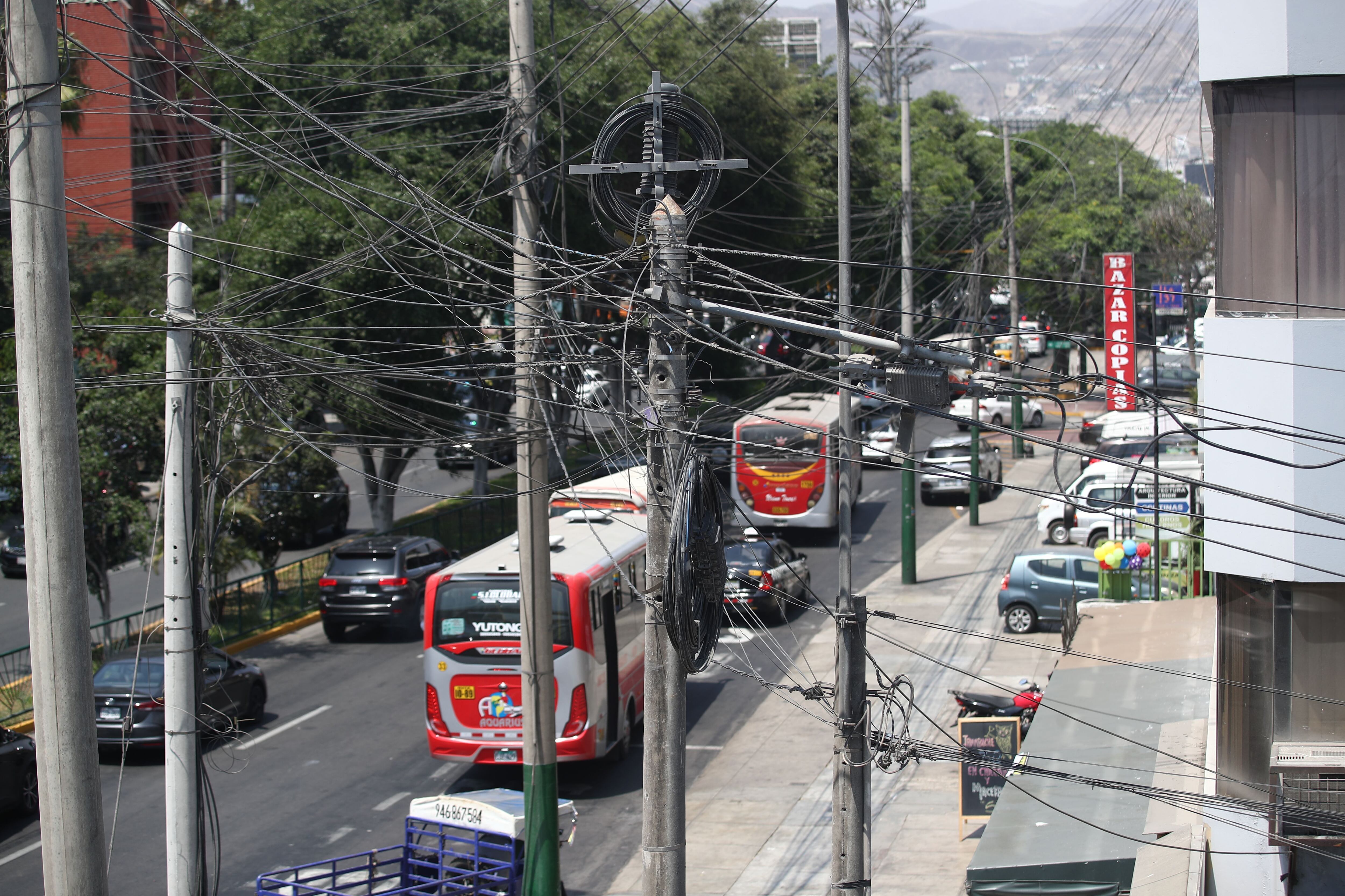Maraña de cables en la cuadra 37 de la Av. Benavides, cruce con la calle Victorio Mosto, en Surco. Foto: JORGE CERDÁN.