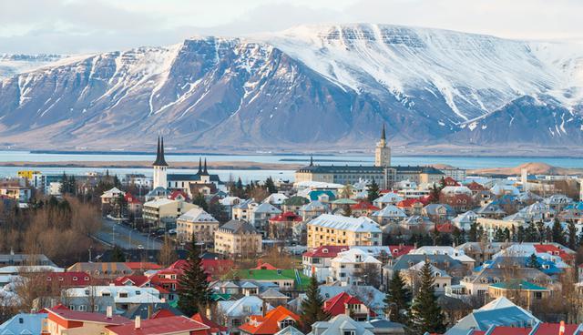 Islandia. “Hay una próspera escena artística en Reikiavik, museos vikingos para aficionados a la historia y recorridos para aquellos que quieran entrar en la escena culinaria”. (Foto: Shutterstock)