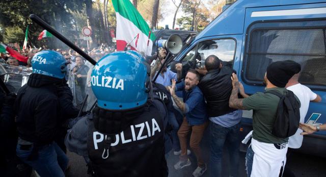 Policías chocan con manifestantes del 'No Green Pass' en el centro de Roma, Italia. (EFE / EPA / MASSIMO PERCOSSI).