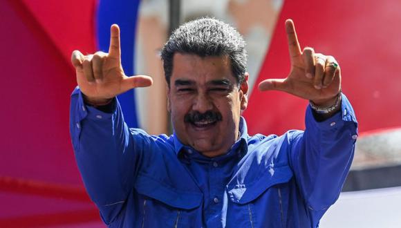 El presidente de Venezuela, Nicolás Maduro, saluda a la multitud antes de pronunciar un discurso a los trabajadores que participan en la manifestación para conmemorar el Primero de Mayo (Día del Trabajo) en Caracas.
