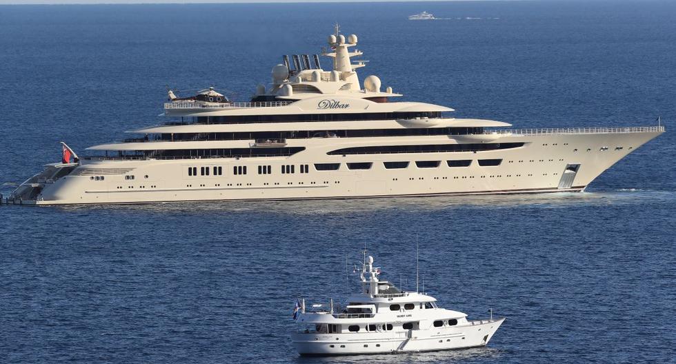 El superyate de lujo "Dilbar" navega frente a las costas de Mónaco el 20 de abril de 2017. Su propietario es el oligarca ruso Alisher Usmanov y tiene un valor de 600 millones de dólares. (VALERY HACHE / AFP).