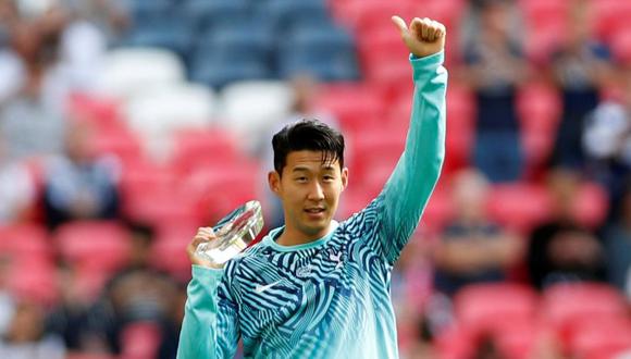 Son Heung-Min saluda a los aficionados de Tottenham en el Wembley Stadium. (Foto: Reuters).