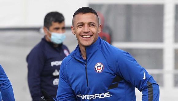 El crack del Inter de Milán estuvo con la revelación del fútbol chileno, Joaquín Montecinos, a quien la prensa chilena lo señala como el ‘heredero’ del Niño Maravilla. FOTO: AFP