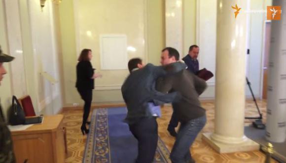 YouTube: dos diputados ucranianos arreglan disputa a golpes