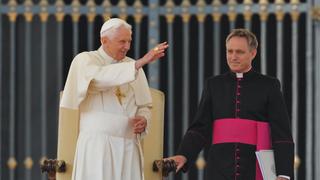 Vaticano: secretario de Benedicto XVI apartado del círculo papal por polémico libro 