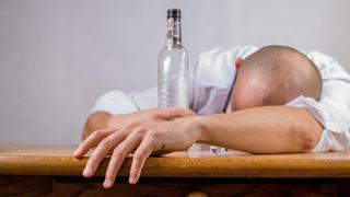 Beber mucho alcohol daña la salud y beber poco no aporta ningún beneficio, según estudio