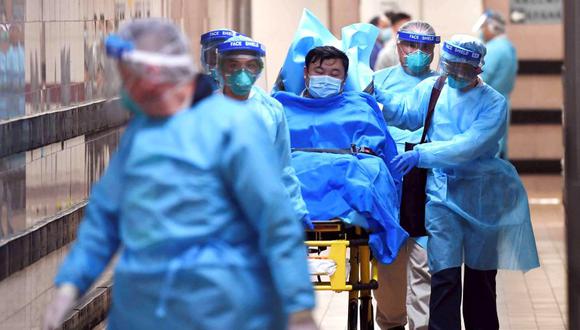 Medical staff transfer a patient of a highly suspected case of a new coronavirus at the Queen Elizabeth Hospital in Hong Kong, China January 22, 2020. Picture taken January 22, 2020. cnsphoto via REUTERS. ATTENTION EDITORS - THIS IMAGE WAS PROVIDED BY A THIRD PARTY. CHINA OUT.     TPX IMAGES OF THE DAY