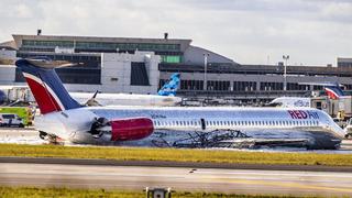 Tres heridos por incendio de avión dominicano después de aterrizar en el aeropuerto de Miami | VIDEO