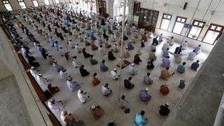Los poderosos clérigos de Pakistán llenan las mezquitas pese a la pandemia de coronavirus | FOTOS 