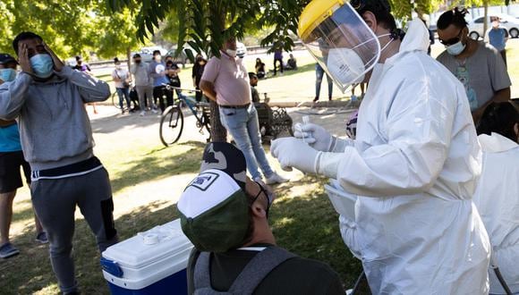 Un hombre se somete a una prueba PCR para la detección del coronavirus covid-19 en Santiago de Chile. (EFE/Alberto Valdés).