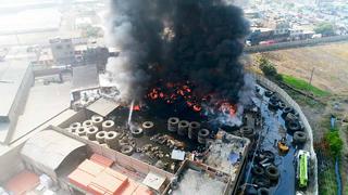 Gran incendio en Comas consumió almacén de llantas [EN VIVO]