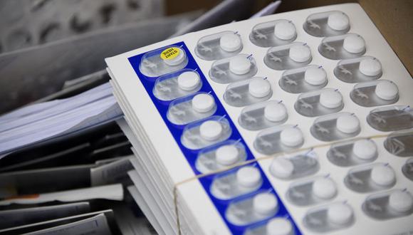 Los contenedores de píldoras y medicamentos recetados se empaquetan para su eliminación, en Watts Healthcare el 24 de abril de 2021 en Los Ángeles, California. (Foto referencial de Patrick T. FALLON / AFP)